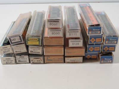 Lot 6 - A group of N gauge boxed and unboxed German...