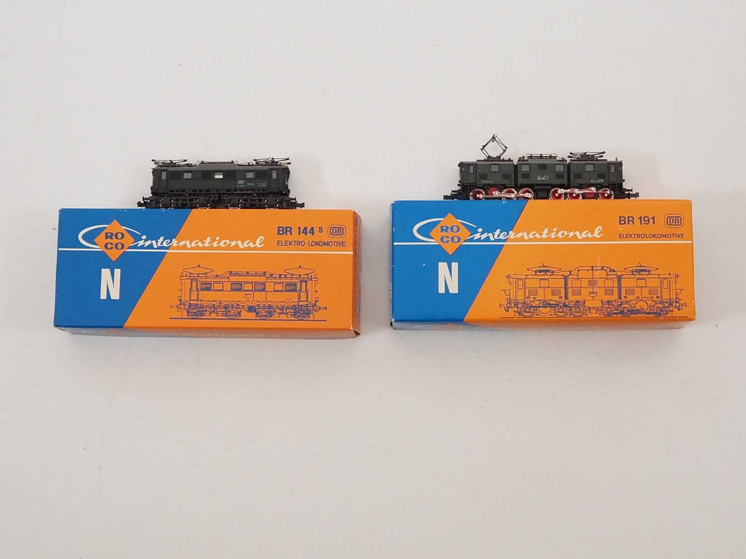 Lot 13 - A pair of ROCO N gauge German outline electric...