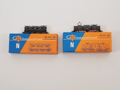 Lot 13 - A pair of ROCO N gauge German outline electric...