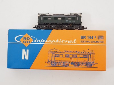 Lot 13 - A pair of ROCO N gauge German outline electric...