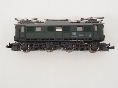Lot 13 - A pair of ROCO N gauge German outline electric...