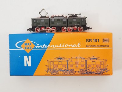 Lot 13 - A pair of ROCO N gauge German outline electric...