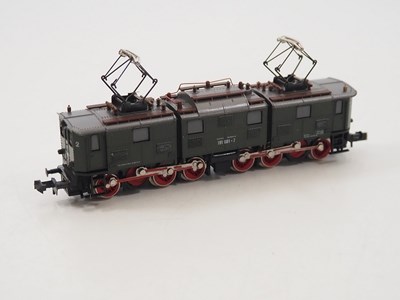 Lot 13 - A pair of ROCO N gauge German outline electric...