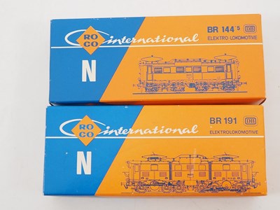 Lot 13 - A pair of ROCO N gauge German outline electric...