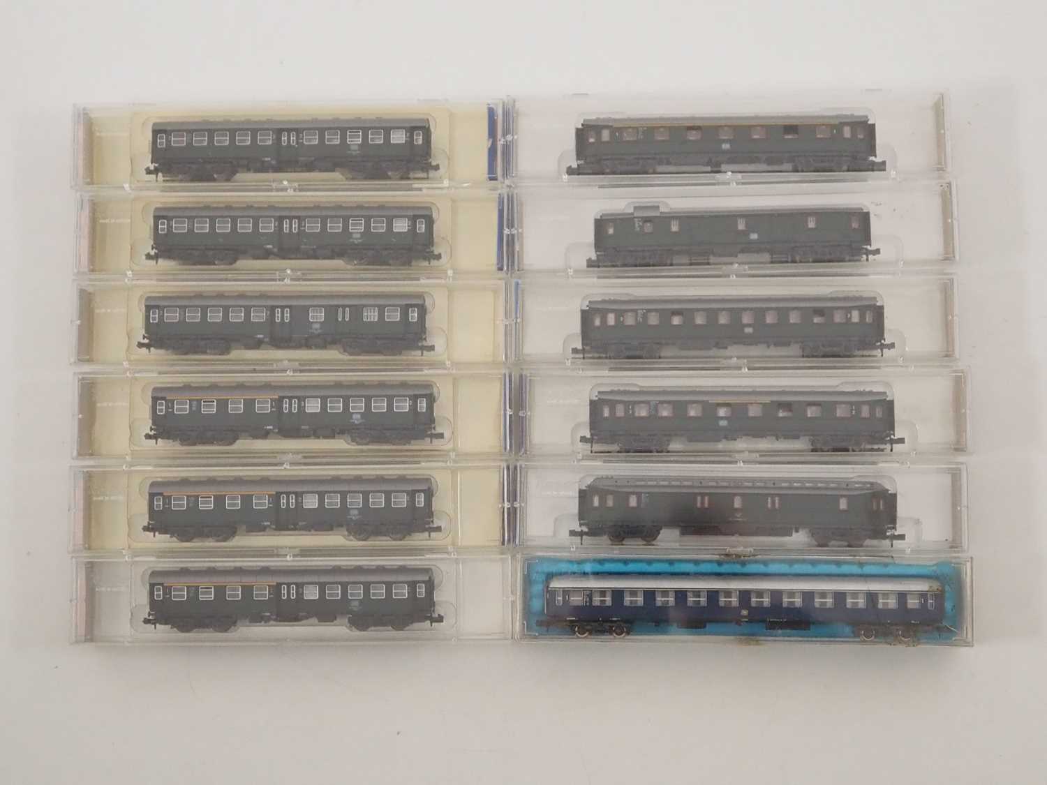 Lot 17 - An N gauge collection of mostly ROCO German...