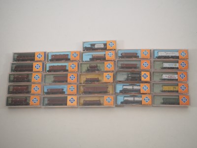 Lot 19 - ROCO - N gauge German outline wagons - VG in...