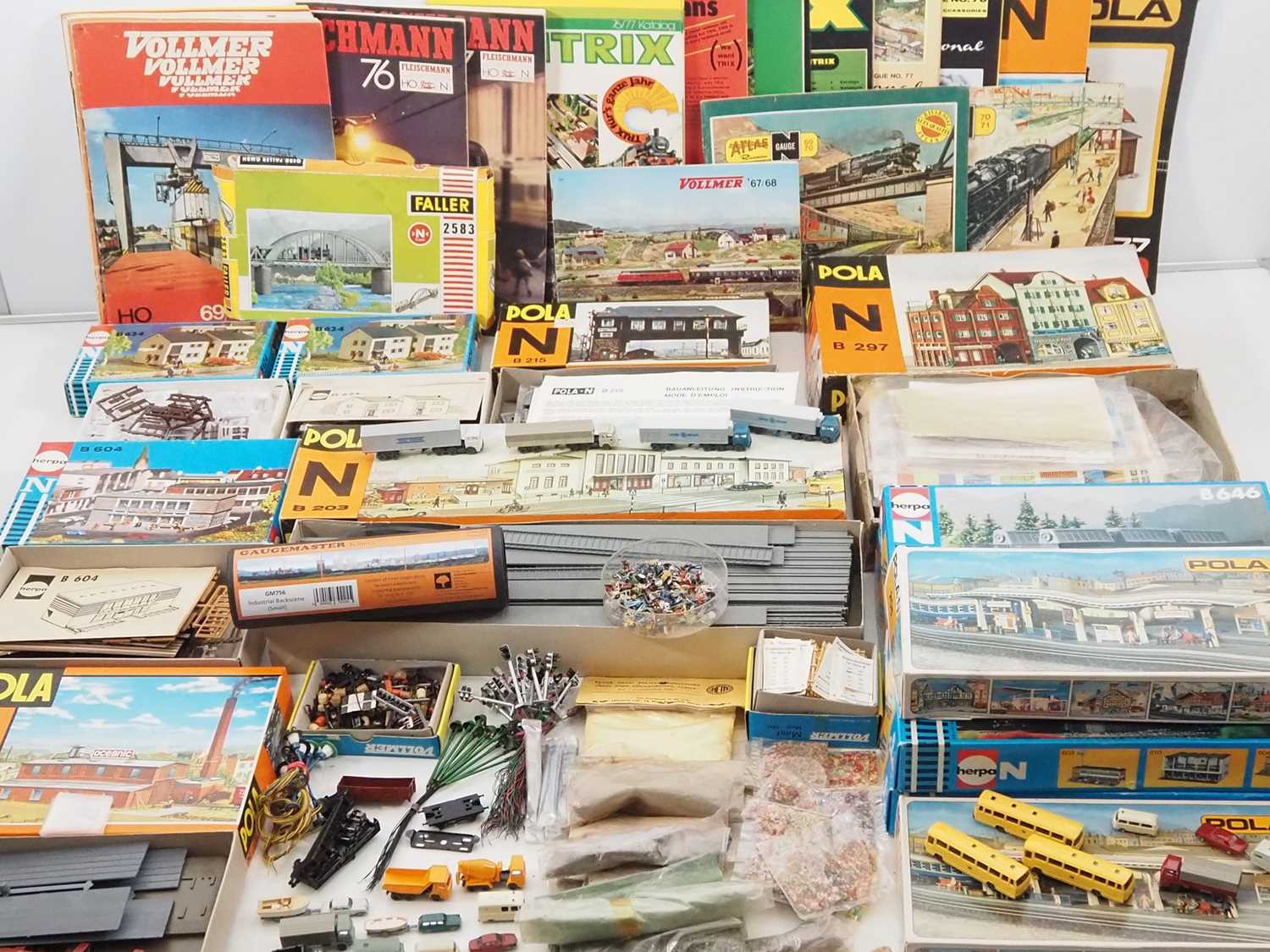 Lot 26 - A quantity of vintage N gauge kits by POLA and...