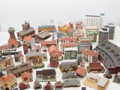 Lot 28 - A large box of N gauge built plastic building...