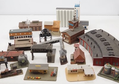 Lot 28 - A large box of N gauge built plastic building...