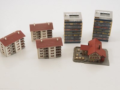 Lot 28 - A large box of N gauge built plastic building...