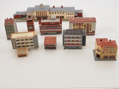 Lot 28 - A large box of N gauge built plastic building...