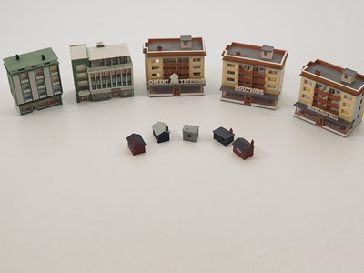 Lot 28 - A large box of N gauge built plastic building...