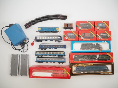 Lot 73 - A group of OO gauge model railway rolling...