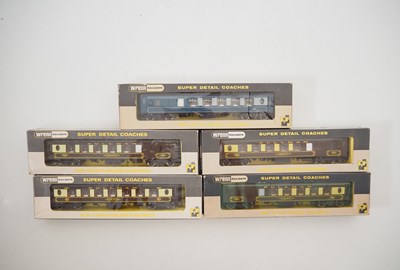 Lot 107 - WRENN OO gauge Pullman coaches in brown/cream...