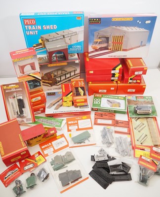 Lot 217 - A large quantity of OO gauge building kits and...