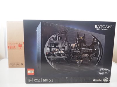 Lot LEGO retired 76252 BATMAN 'Batcave Shadow Box'...