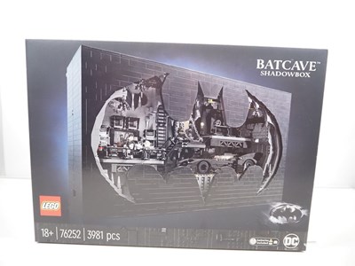 Lot LEGO retired 76252 BATMAN 'Batcave Shadow Box'...