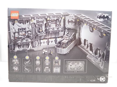 Lot LEGO retired 76252 BATMAN 'Batcave Shadow Box'...