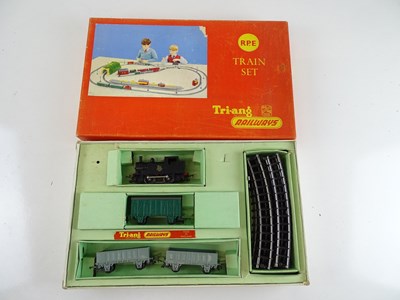 Lot 289 - A TRI-ANG RP.E electric goods starter train...