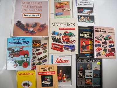 Lot 552 - A mixed group of books relating to collecting...
