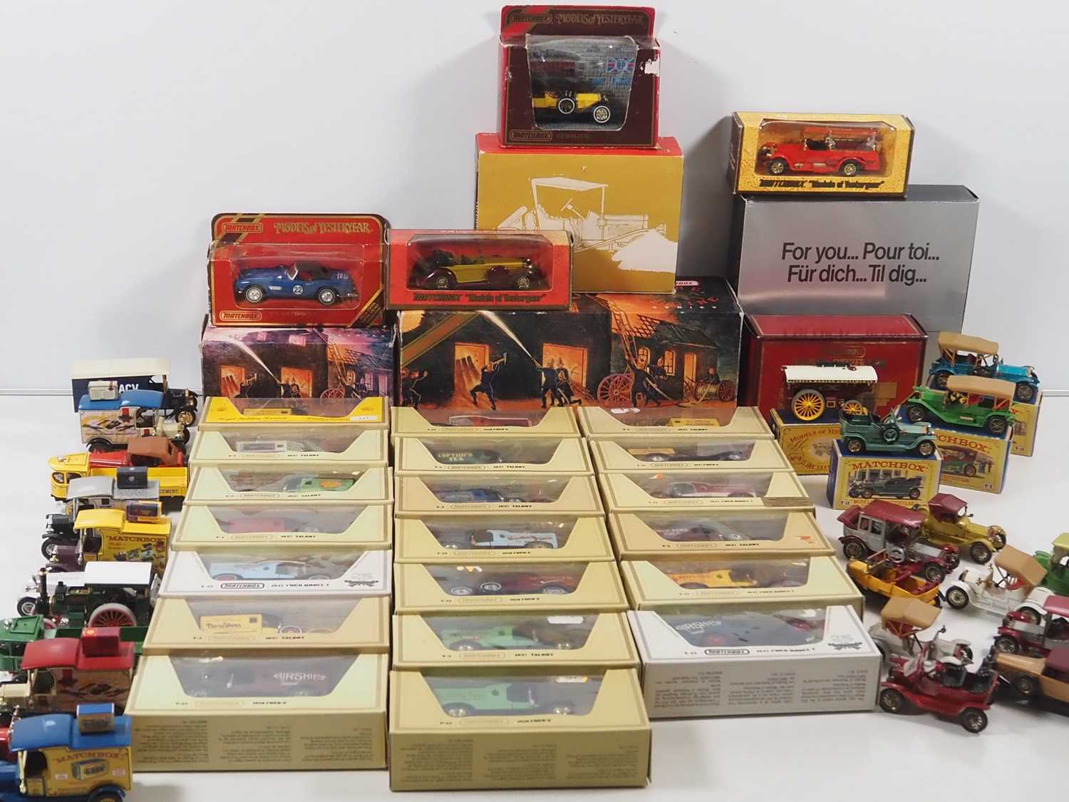 Lot 557 - A large quantity of boxed and unboxed MATCHBOX...