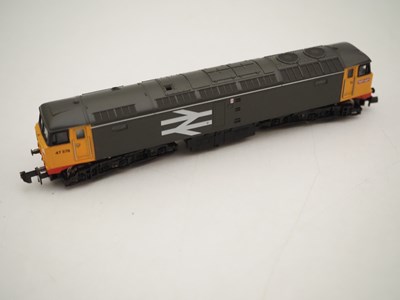 Lot 15 - MINITRIX - a pair of N gauge class 47 diesel...