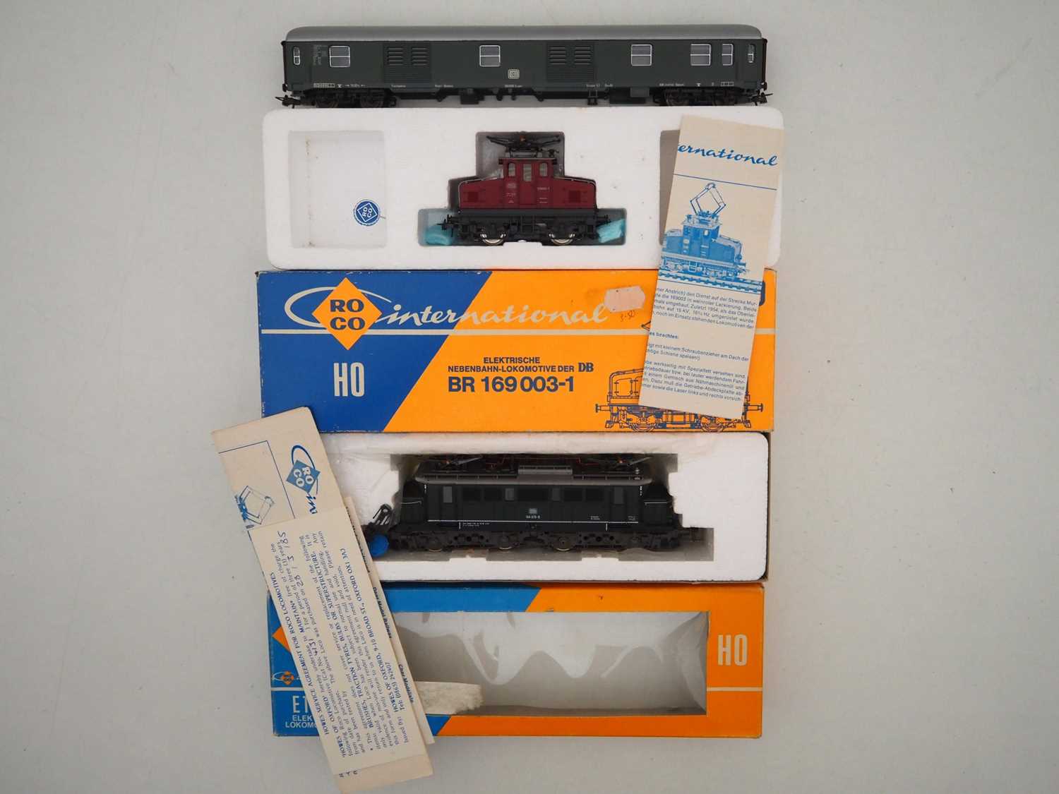 Lot 24 - A pair of ROCO German outline HO gauge...