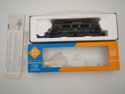 Lot 24 - A pair of ROCO German outline HO gauge...
