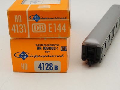 Lot 24 - A pair of ROCO German outline HO gauge...