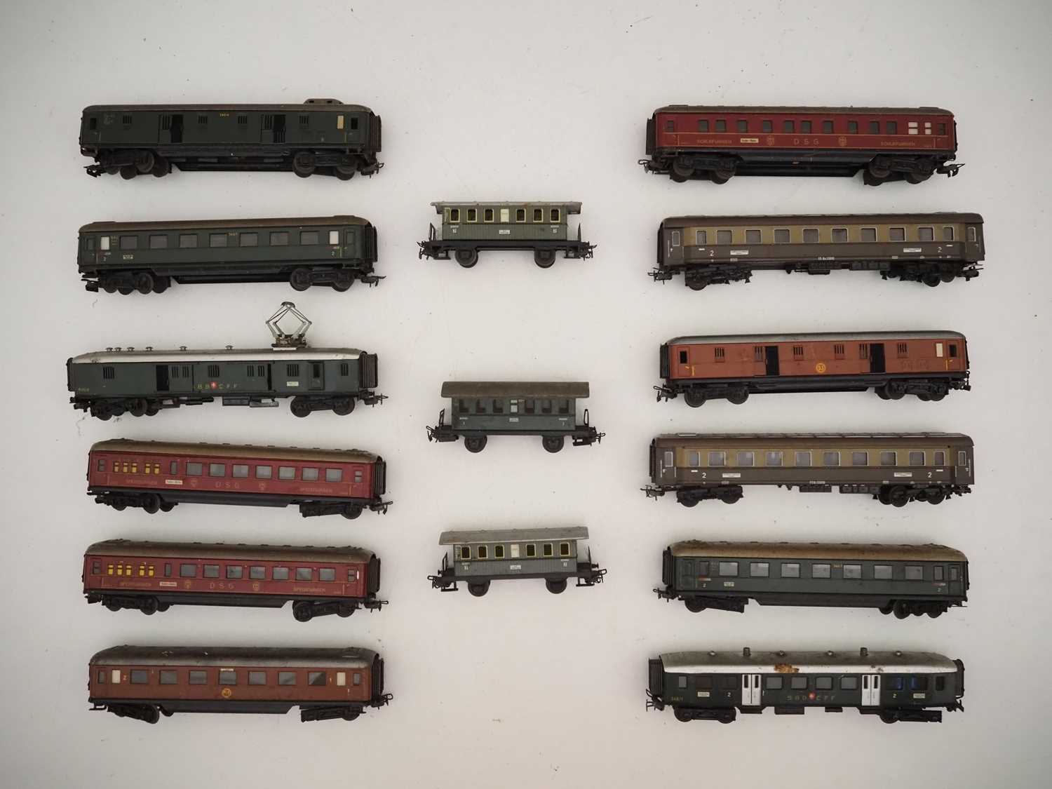 Lot 29 - A group of unboxed MARKLIN HO gauge vintage...