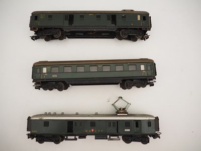 Lot 29 - A group of unboxed MARKLIN HO gauge vintage...