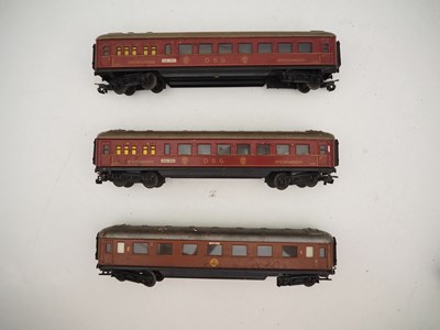 Lot 29 - A group of unboxed MARKLIN HO gauge vintage...