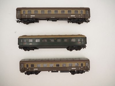 Lot 29 - A group of unboxed MARKLIN HO gauge vintage...
