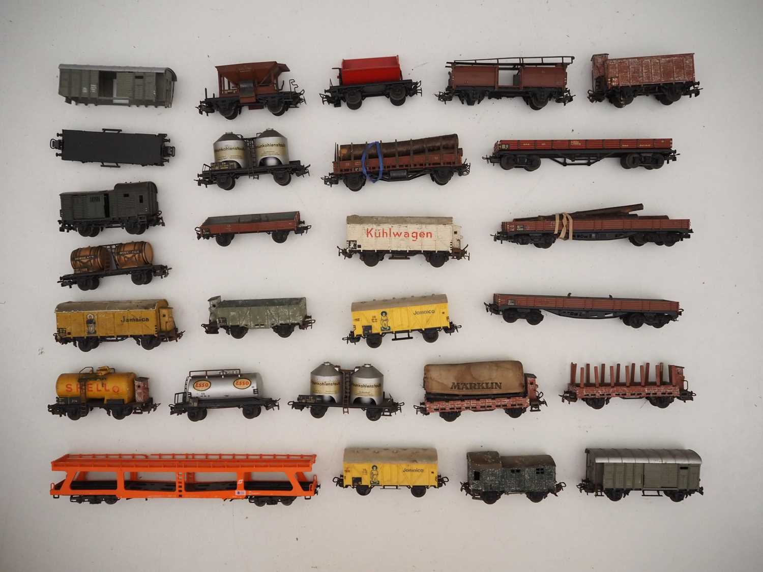 Lot 30 - A group of unboxed MARKLIN HO gauge vintage...