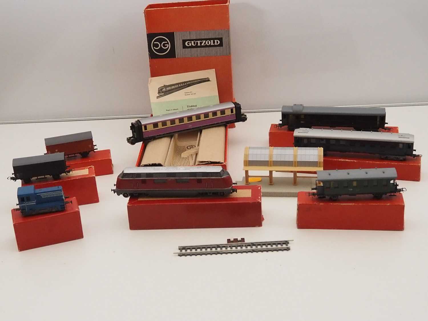 Lot 35 - A group of vintage boxed GUTZOLD and PIKO...