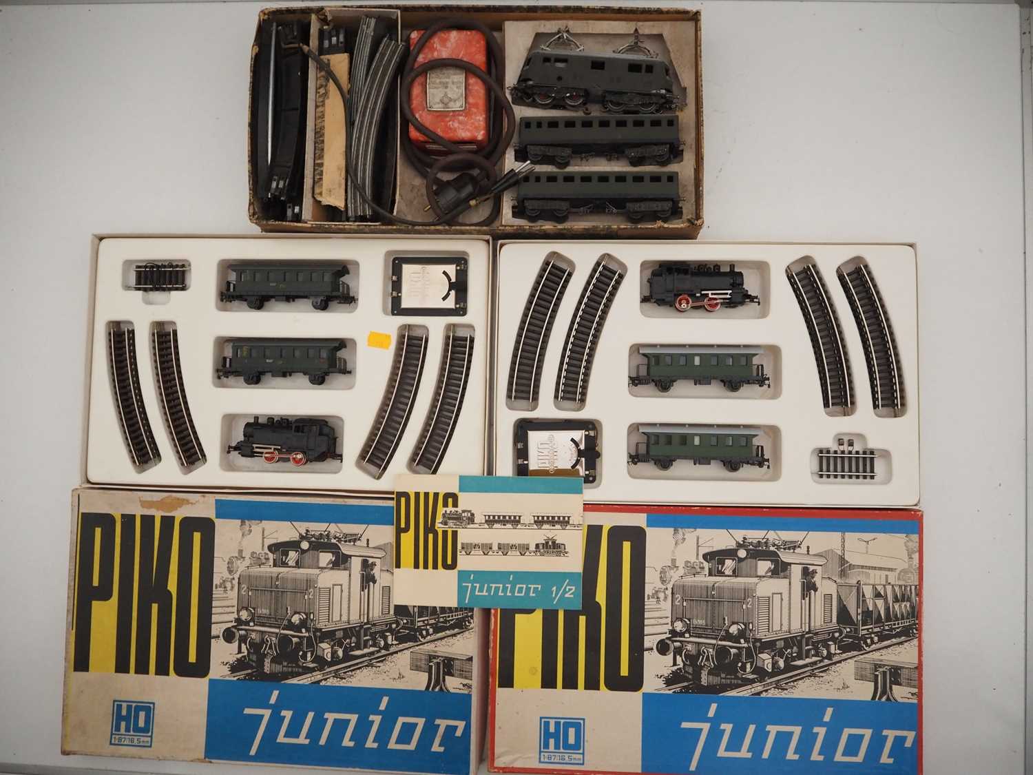Lot 36 - A vintage 3-rail HO gauge train set with...