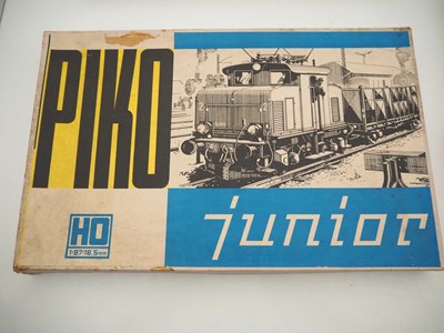 Lot 36 - A vintage 3-rail HO gauge train set with...