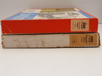 Lot 36 - A vintage 3-rail HO gauge train set with...