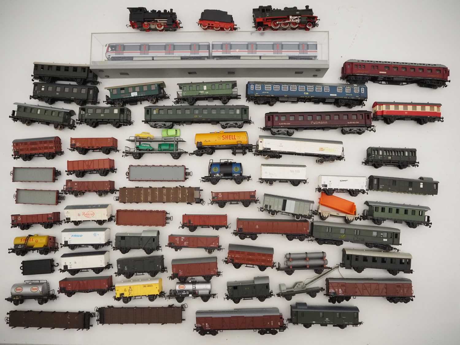 Lot 38 - A group of unboxed HO gauge locos, wagons and...