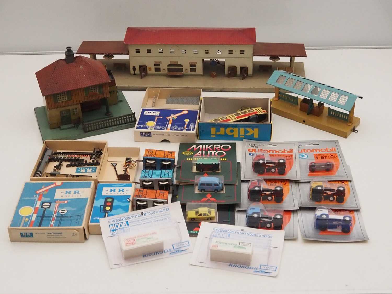 Lot 39 - A group of European HO gauge buildings and...