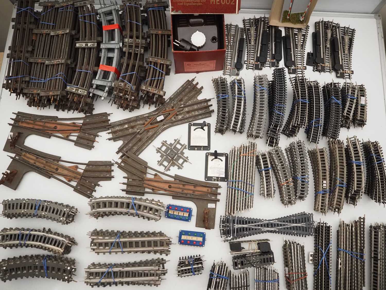 Lot 41 - A large box of vintage HO, S and O gauge 2 and...