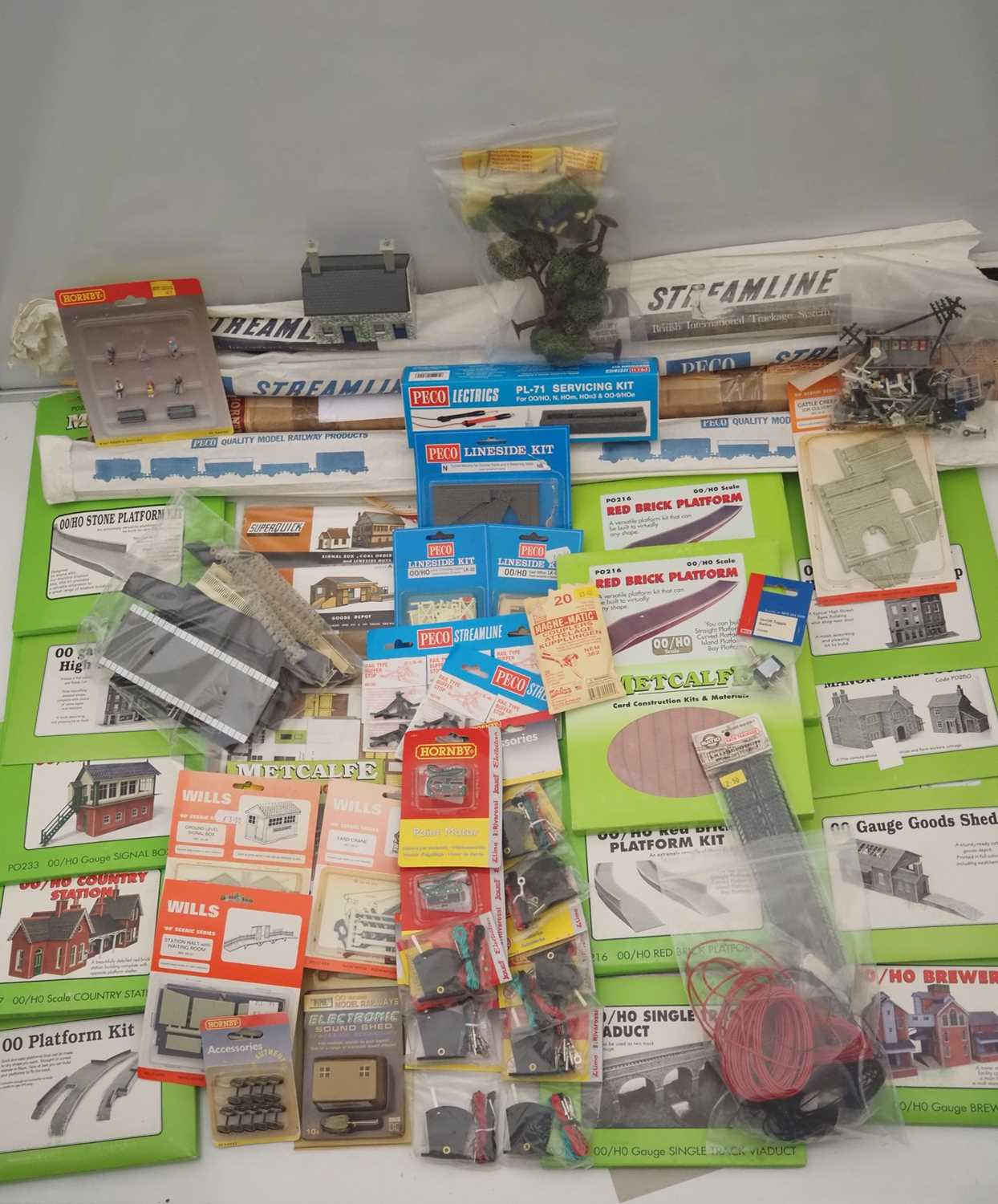 Lot 47 - A large quantity of OO gauge plastic and card...