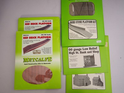 Lot 47 - A large quantity of OO gauge plastic and card...