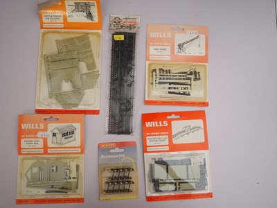 Lot 47 - A large quantity of OO gauge plastic and card...