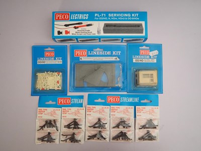 Lot 47 - A large quantity of OO gauge plastic and card...