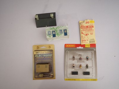 Lot 47 - A large quantity of OO gauge plastic and card...