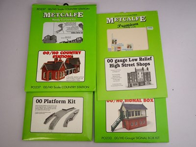 Lot 47 - A large quantity of OO gauge plastic and card...