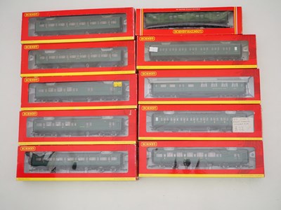 Lot 49 - HORNBY - OO gauge Maunsell passenger coaches...