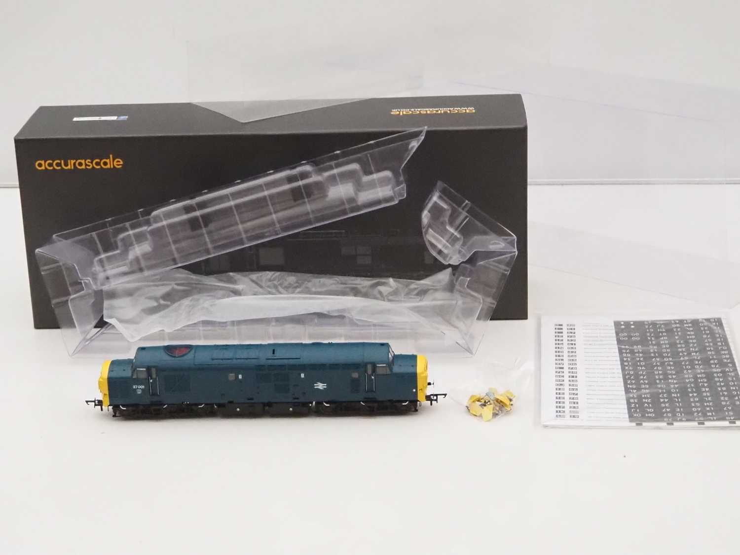 Lot 50 - An ACCURASCALE OO gauge class 37 diesel...