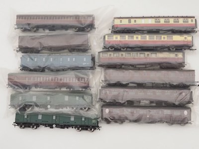 Lot 95 - A large group of boxed and unboxed OO gauge...
